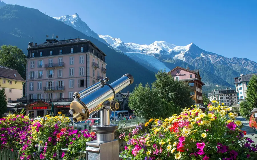 Un cannocchiale panoramico in ottone su una terrazza fiorita a Chamonix sotto il massiccio